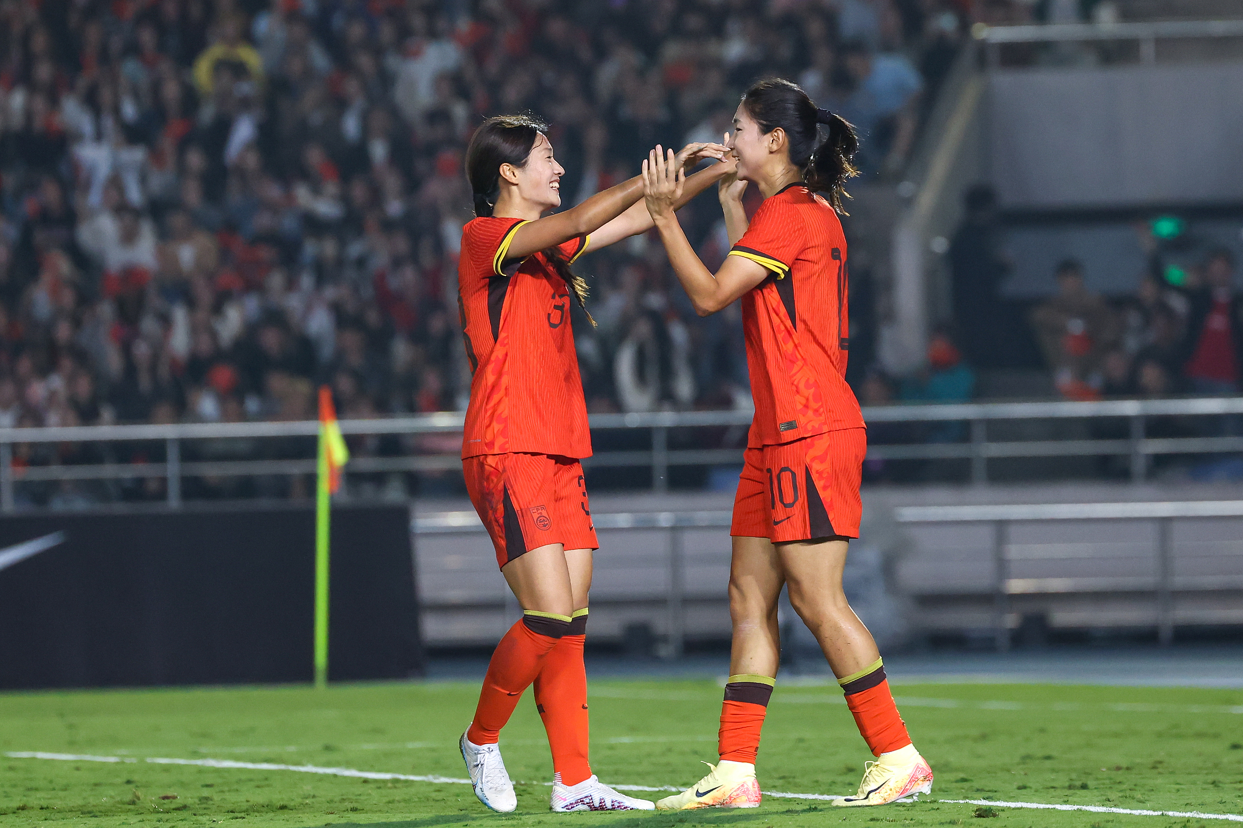 我国女足选手取胜，晋级下一轮比赛