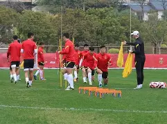 球队拉练进行中，全队齐心协力的简单介绍