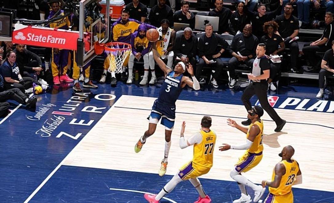 湖人队冲击季后赛，球员训练场面激烈的简单介绍