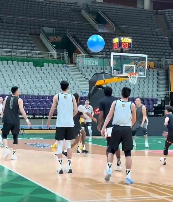 季后赛开启，球队备战状态高涨