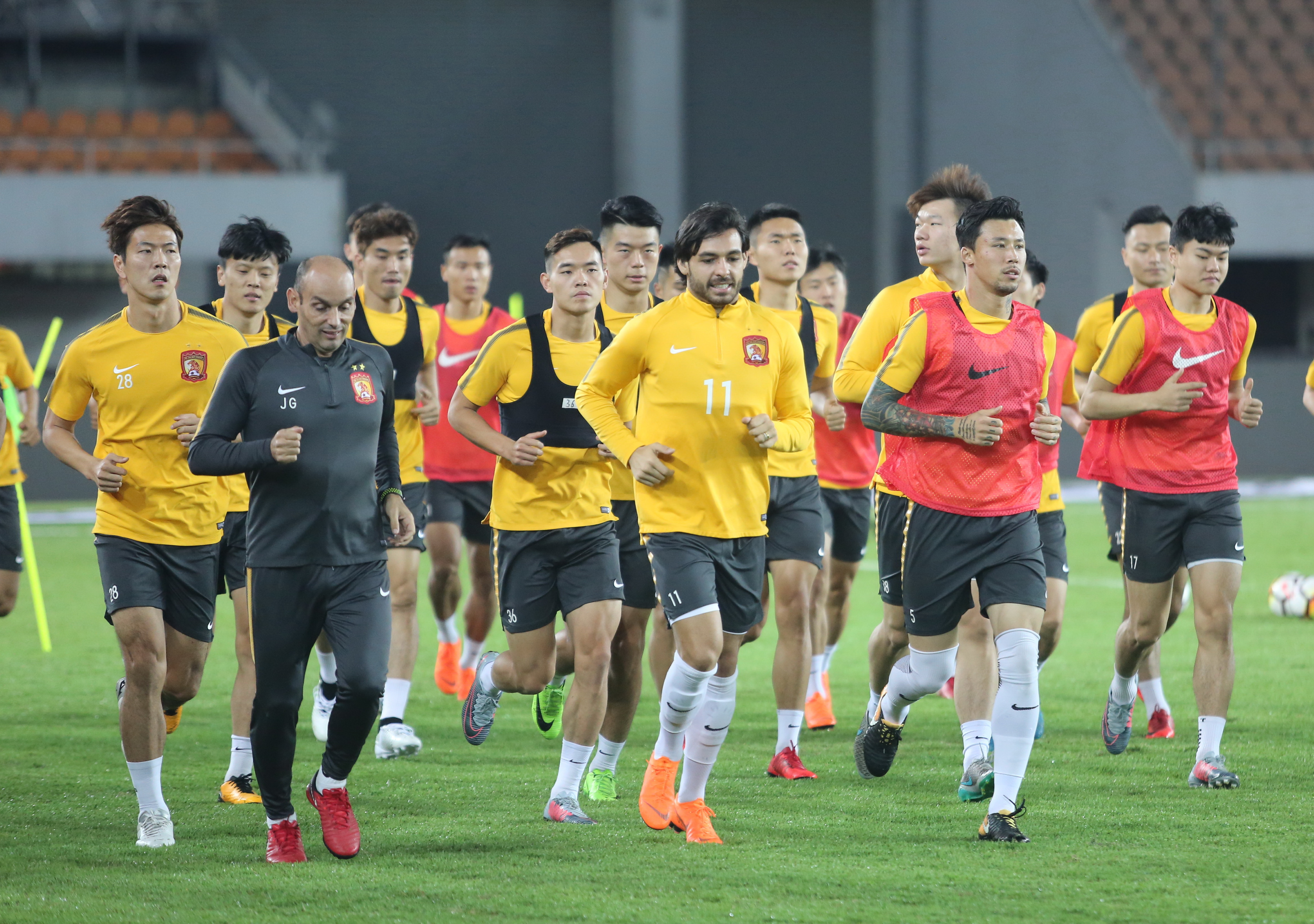 开云体育登录-广州德比：富力vs恒大，豪门对决引发热议