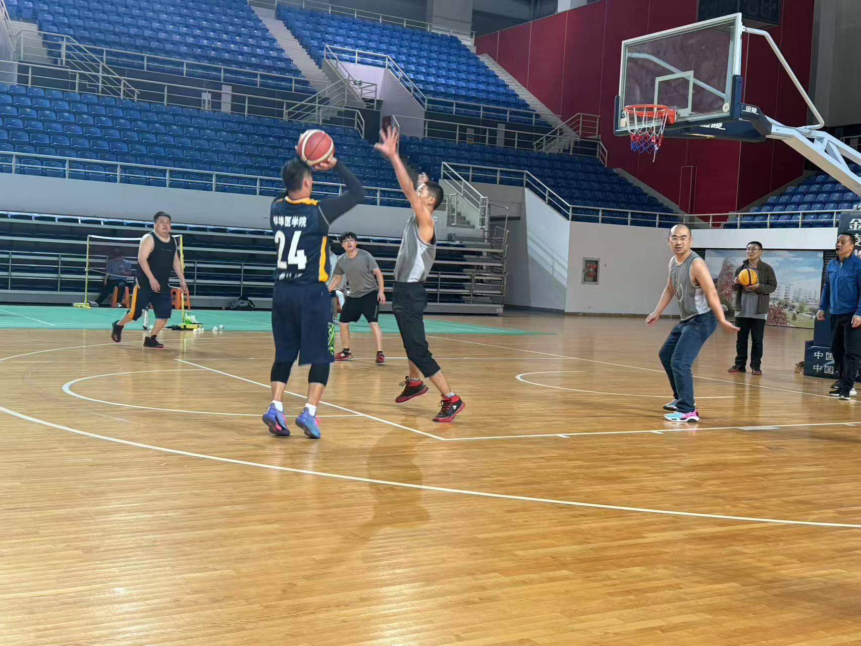 精湛球技在篮球比赛中得到充分展现