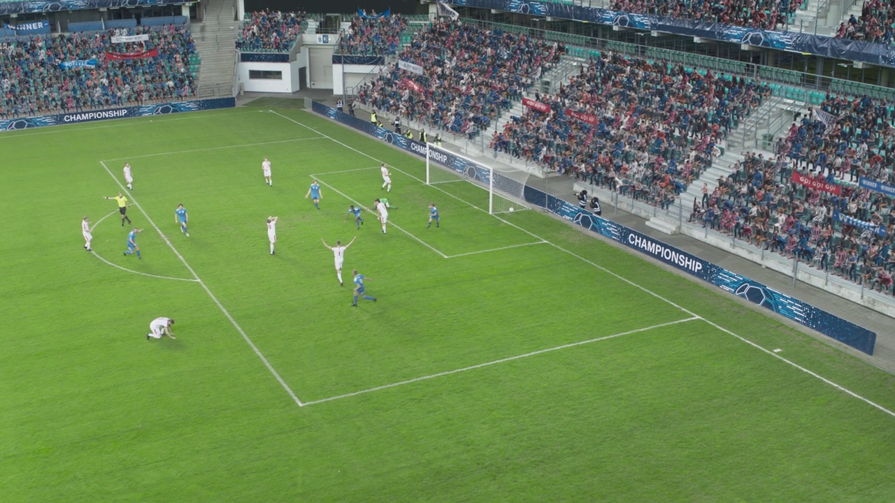 足球对战精彩汇聚，球迷欢呼不已