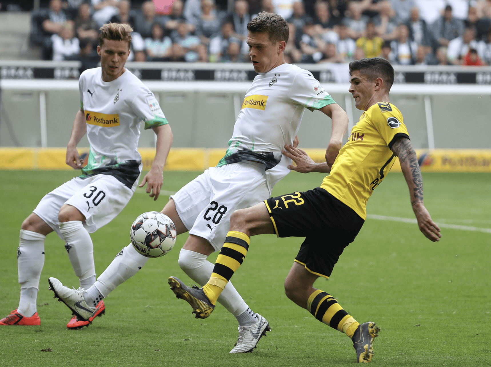 门兴格拉德巴赫球迷赛前晒图庆祝胜利，力挺球队