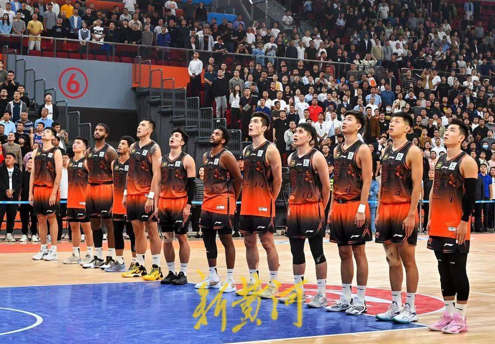 开云平台-包含篮球球员士气高昂，斗志昂扬备战比赛的词条