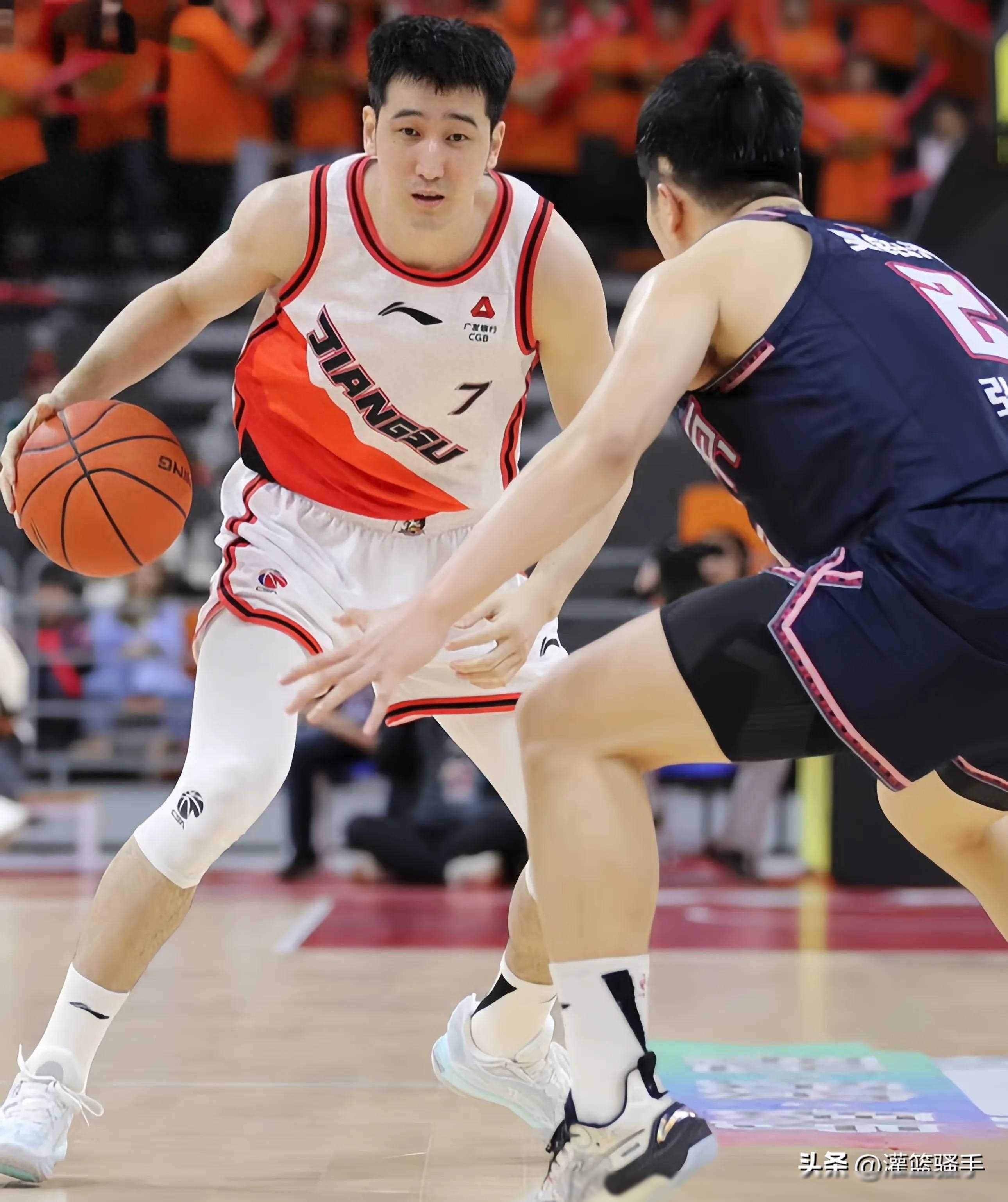 包含篮球球员士气高昂，斗志昂扬备战比赛的词条