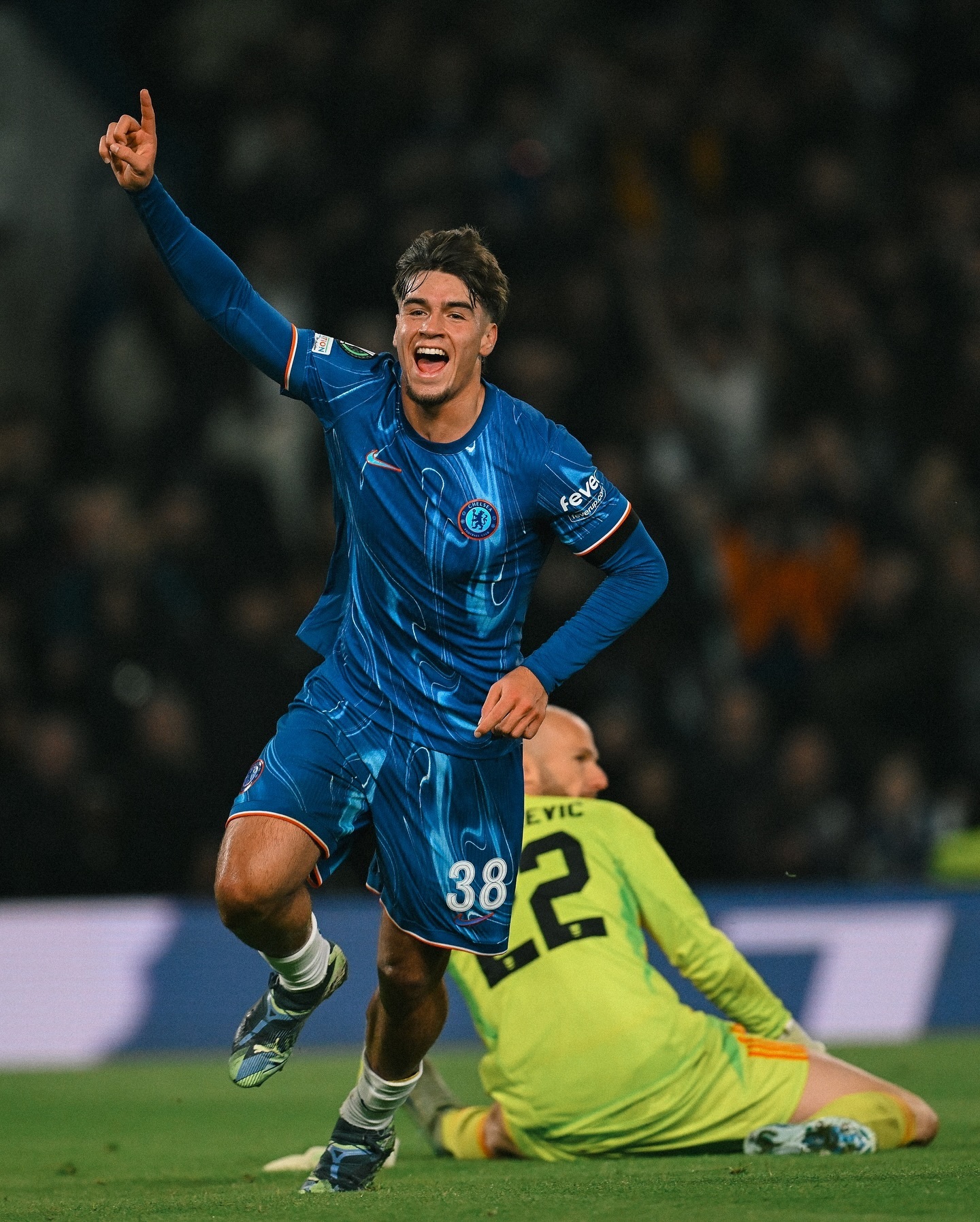 切尔西客场胜利，领先优势加大