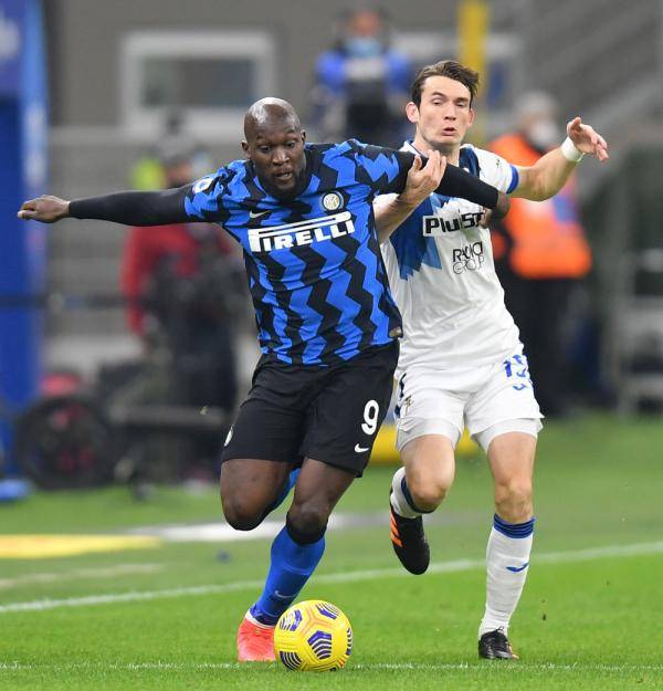 国际米兰客场大胜维罗纳，领跑积分榜