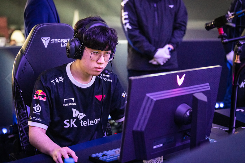 C9绝杀GEN，Zeus开启传奇时刻峡谷大战淘汰赛，点燃全场激情