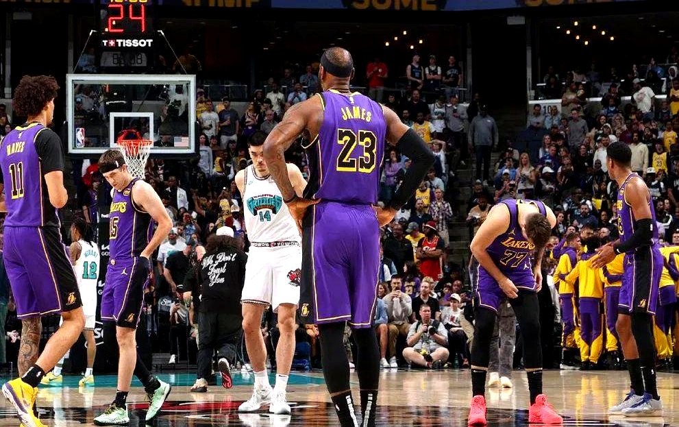 关于季后赛前夕，湖人队球员集体接受训练的信息