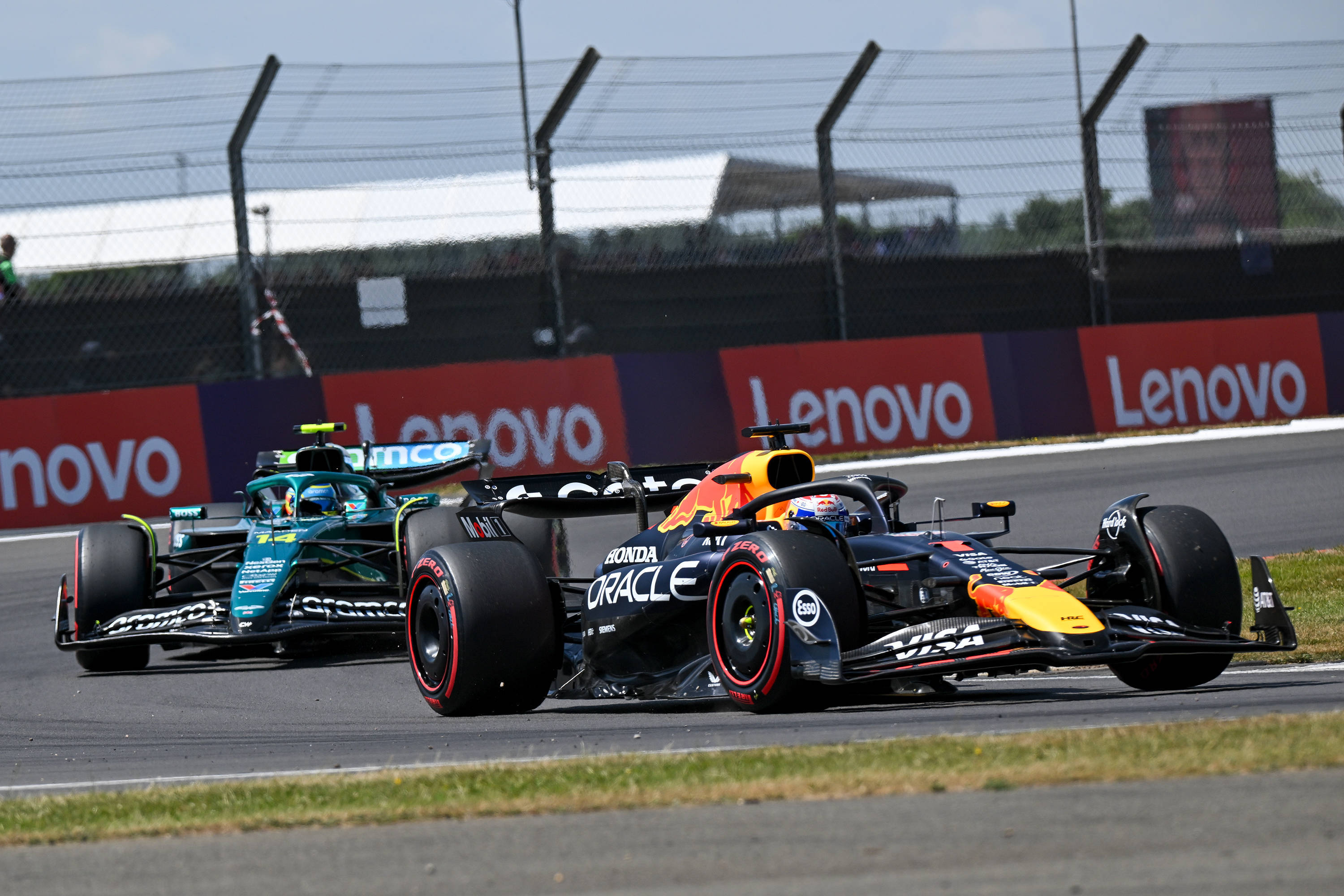 迈凯伦横扫红牛车队，拉塞尔点燃赛场的简单介绍